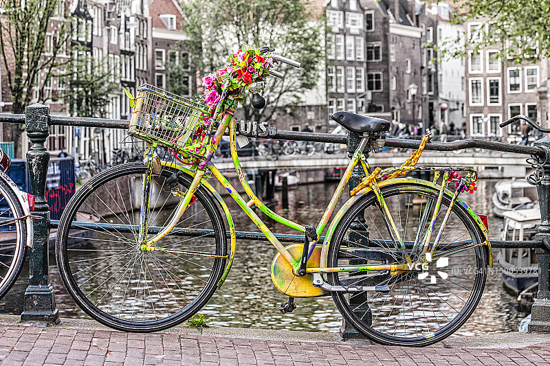 装饰着花环的自行车图片素材