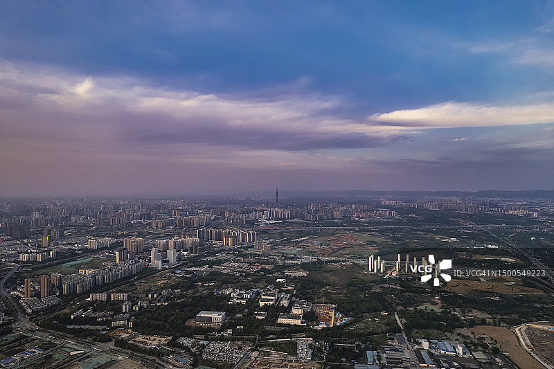 高空俯瞰成都城市景观和摩天大楼图片素材