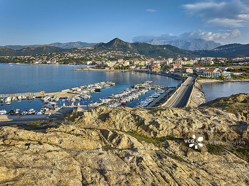 法国科西嘉岛利勒鲁斯村海岸线图片素材