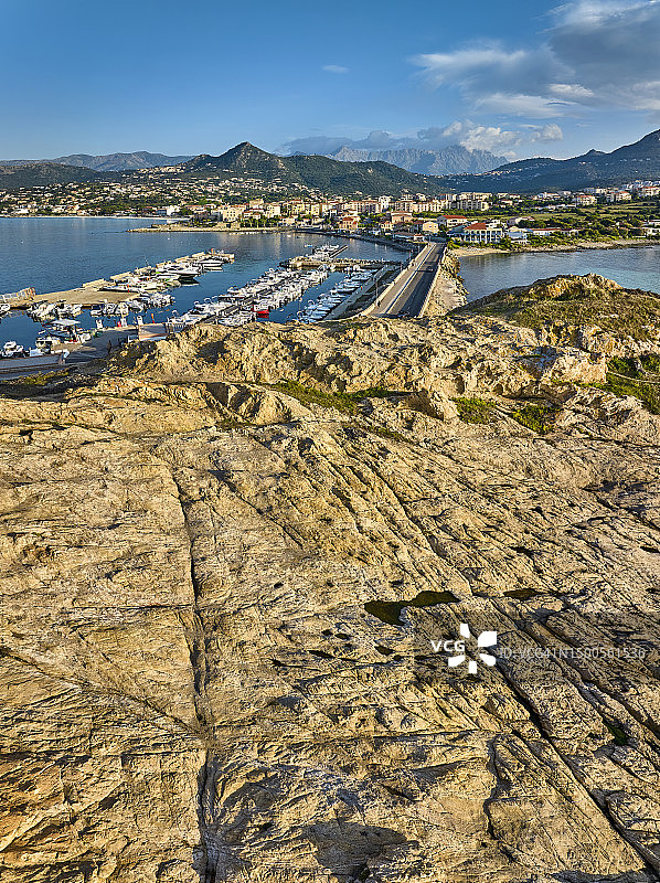 法国科西嘉岛利勒鲁斯村海岸线图片素材