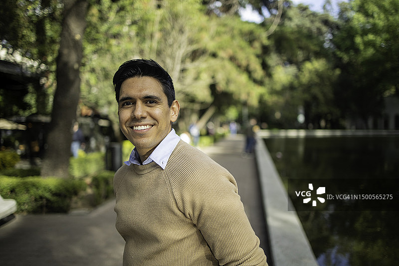 面带笑容看向镜头的男商人肖像图片素材
