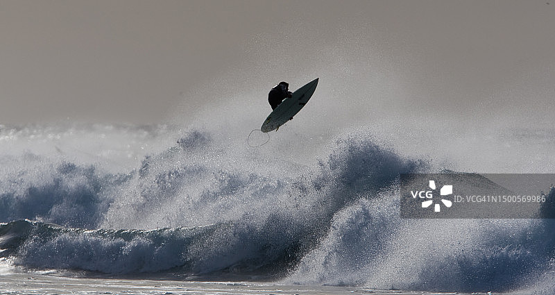 在南非科梅蒂耶冲浪的青少年男孩图片素材