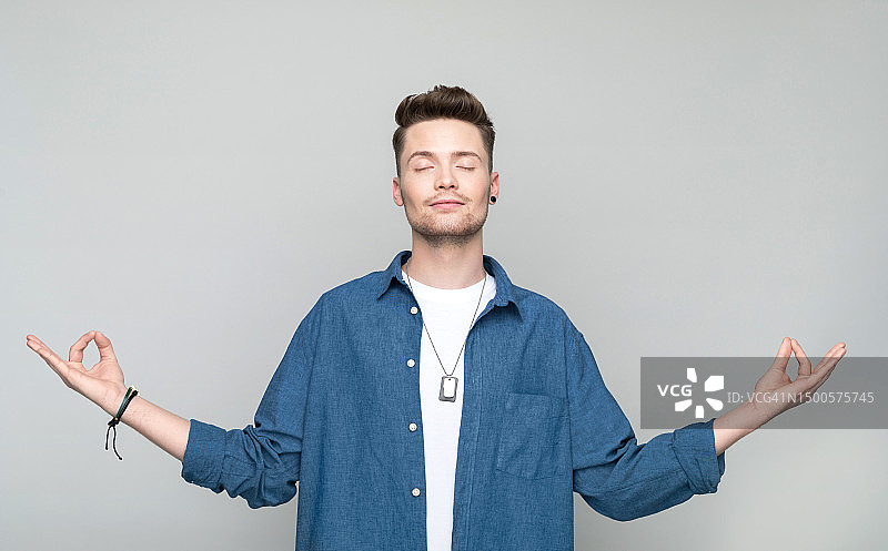 闭目冥想的年轻男子肖像图片素材