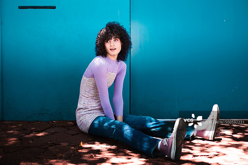 在墨西哥城人行道上时尚摆姿势的拉丁裔非传统性别人士图片素材