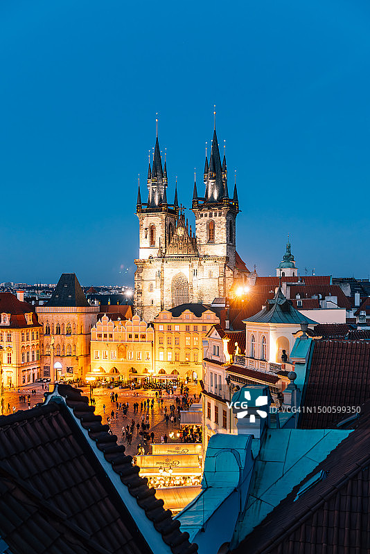 捷克共和国布拉格的泰恩教堂和老城广场（Staromestske Namesti）夜景图片素材
