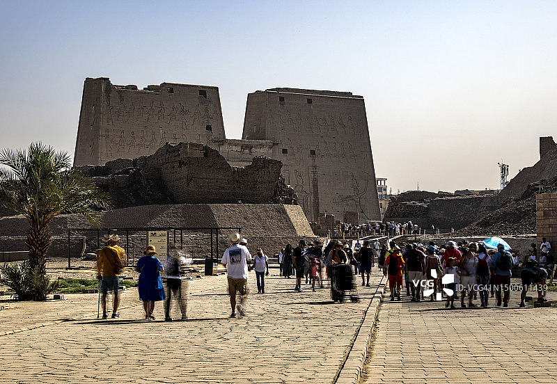 前往埃及埃德夫神庙的游客图片素材