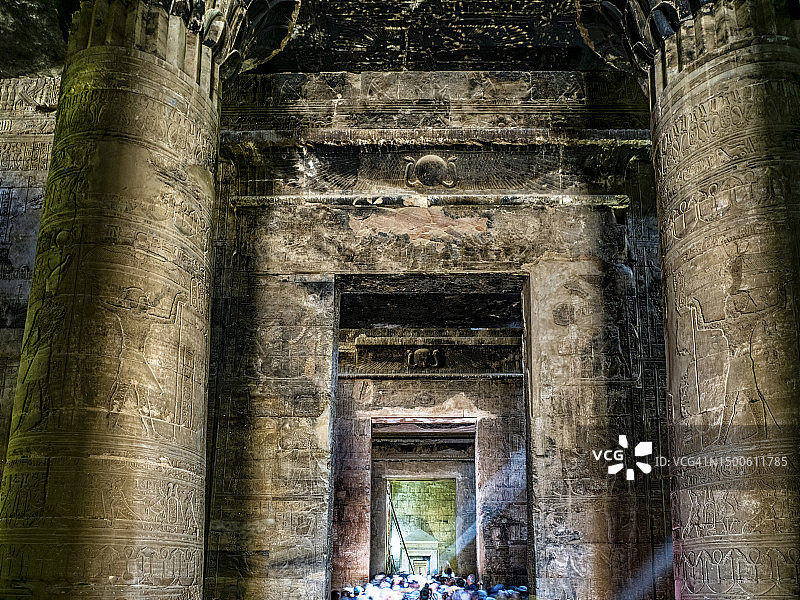 游客参观埃及埃德夫神庙内部图片素材