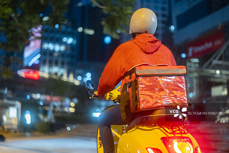 外卖骑手配送商品给顾客图片素材