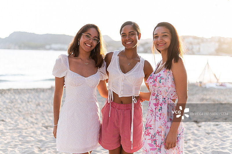 日落时分站在海滩上的女士图片素材