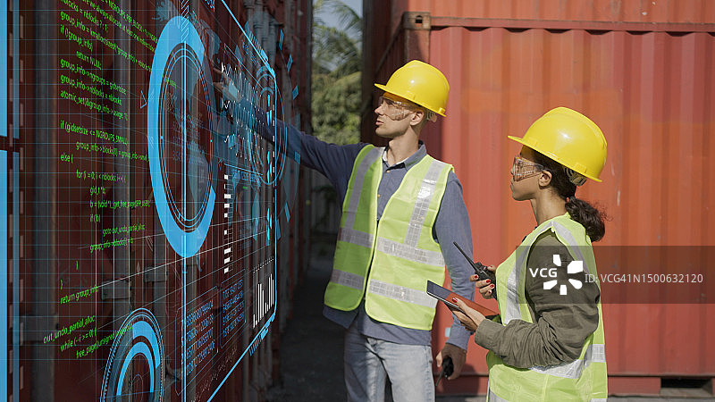 两位同事在商业码头旁讨论货物集装箱图片素材