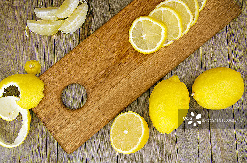 俯视桌子上的柠檬和榨汁机（英国）图片素材