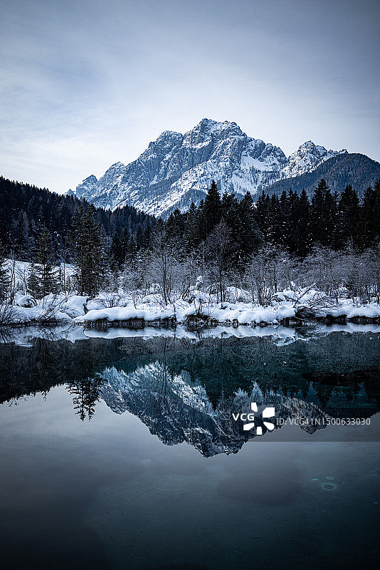 斯洛文尼亚克拉尼斯卡戈拉雪山湖泊风光图片素材