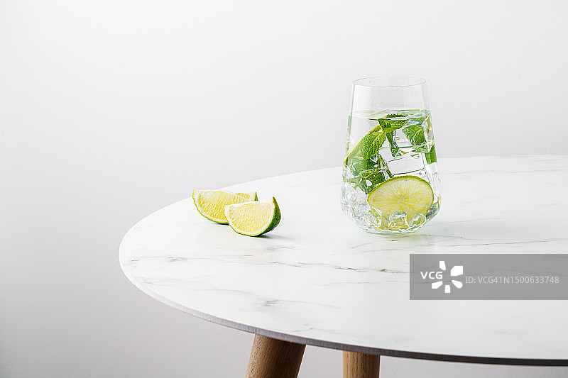 冰镇夏季青柠薄荷鸡尾酒苏打饮品图片素材