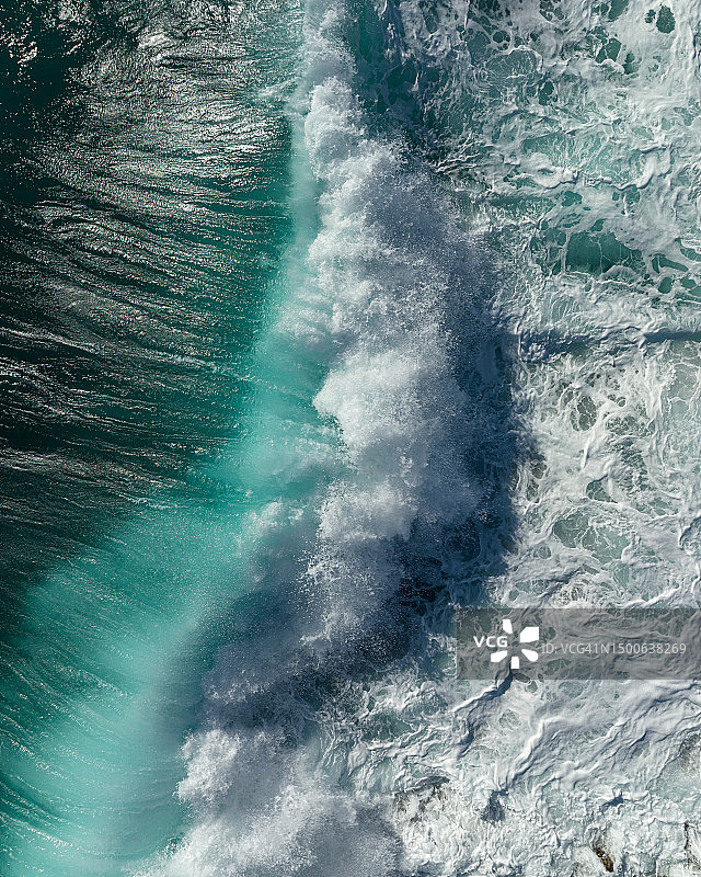 大风天海浪拍打海岸俯瞰图图片素材
