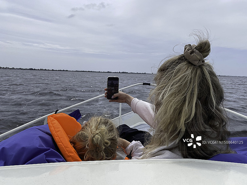 母亲和蹒跚学步的女儿在甲板上图片素材