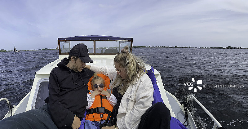 年轻家庭的休闲航海之旅图片素材