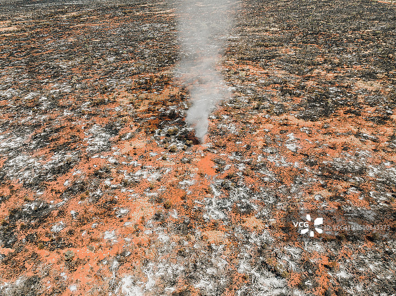 从空中视角拍摄的穿越塔纳米沙漠的尘卷风，澳大利亚北部地区图片素材