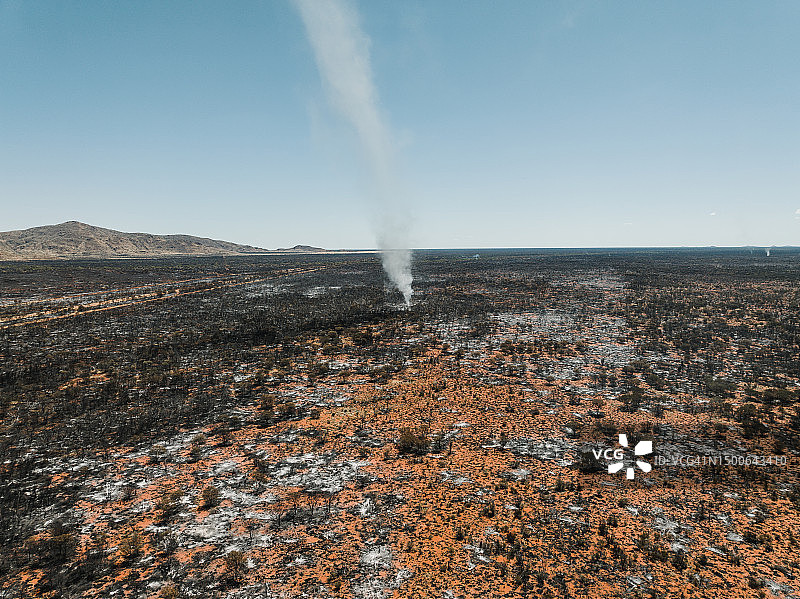 澳大利亚北部地区塔纳米沙漠的晴天航拍尘卷风图片素材