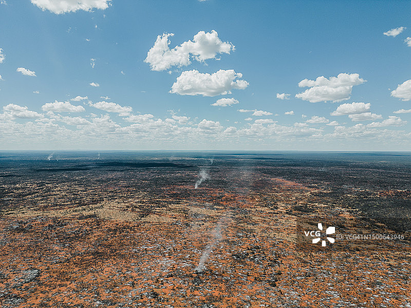 澳大利亚北部地区塔纳米沙漠的多个尘卷风航拍照片图片素材