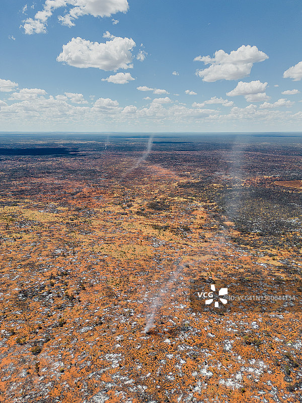 澳大利亚北部地区塔纳米沙漠多尘旋风航拍影像图片素材