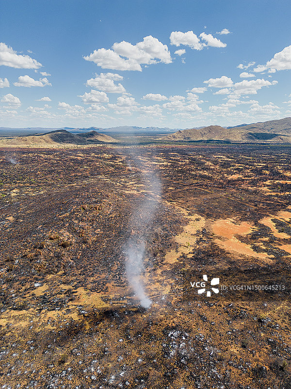 澳大利亚北部领地塔纳米沙漠的尘卷风俯视照片图片素材