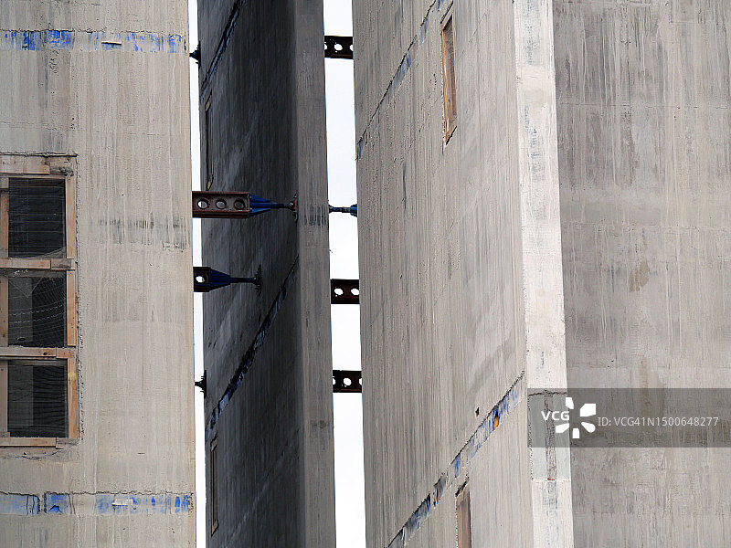 英国伦敦的金属和木结构原始混凝土墙图片素材