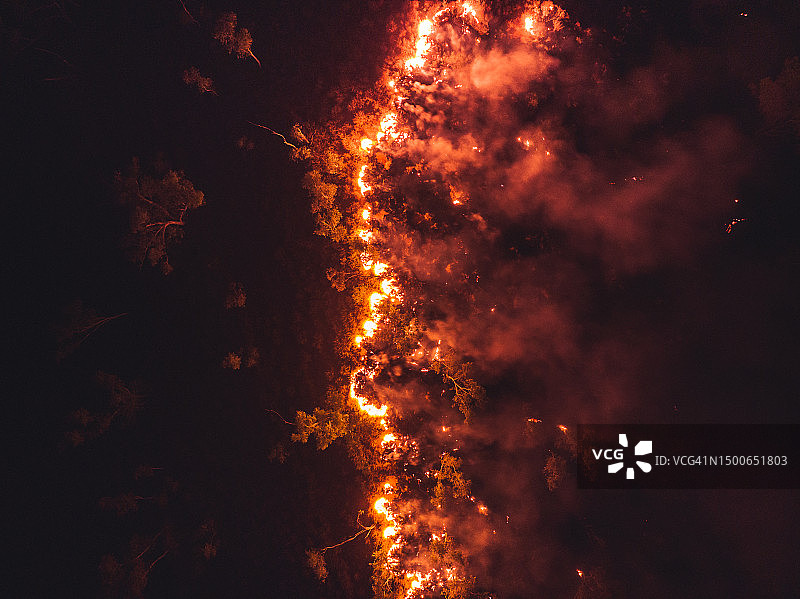 无人机拍摄的澳大利亚北领地艾丽斯斯普林斯夜间野火图片素材