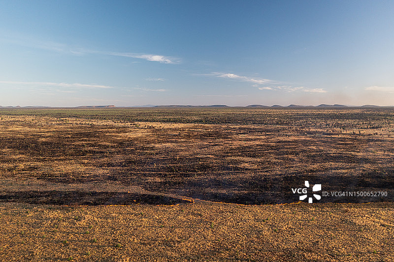 澳大利亚北领地阳光明媚的午后，无人机拍摄的荒芜景观中的草原火灾图片素材