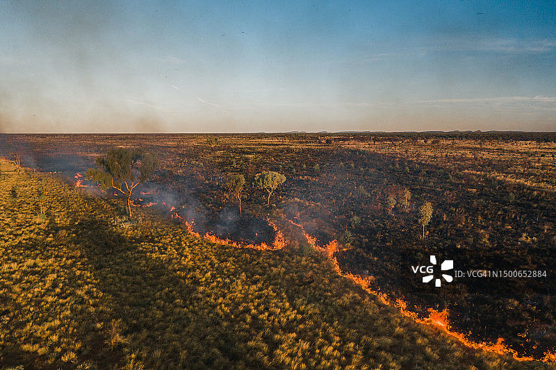 澳大利亚北部地区无人机拍摄的黄金时段偏远地区的草原火灾图片素材
