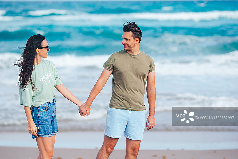 在海滩度假的年轻情侣图片素材