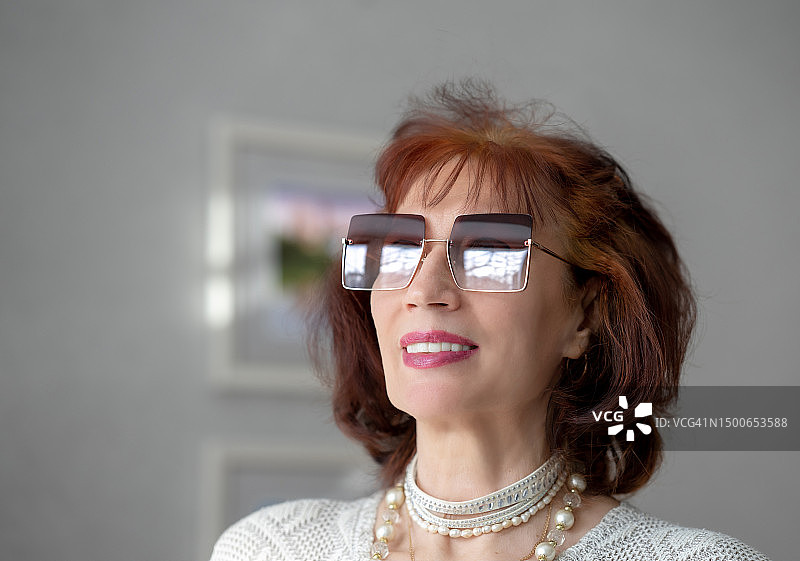 戴眼镜的塔尼娅肖像，俄罗斯下诺夫哥罗德图片素材