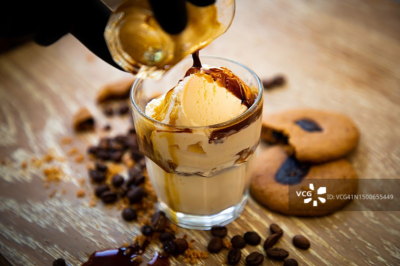 咖啡冰淇淋与咖啡豆和饼干（新加坡）图片素材