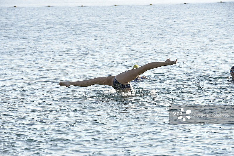 男人潜入海中图片素材