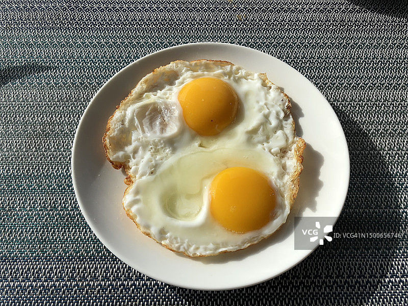 印尼盘中煎蛋俯视图图片素材