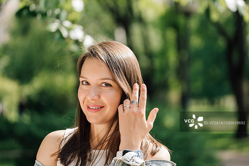 长发美女肖像，手抚秀发图片素材