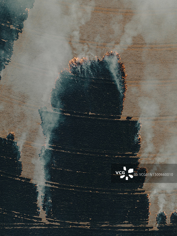 澳大利亚新南威尔士州烧毁区域正上方的无人机拍摄图片素材