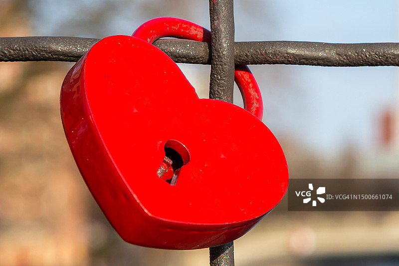 心形红色挂锁图片素材