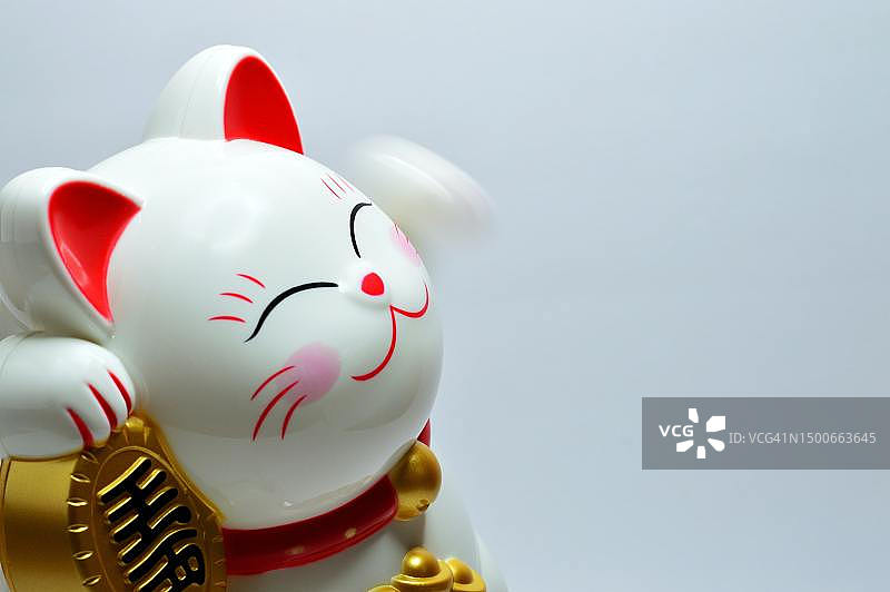 白色背景下的招财猫储蓄罐特写图片素材