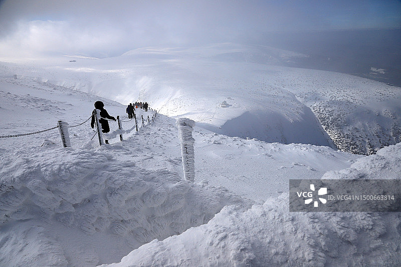 游客在捷克和波兰边境的希涅日卡雪山徒步旅行图片素材