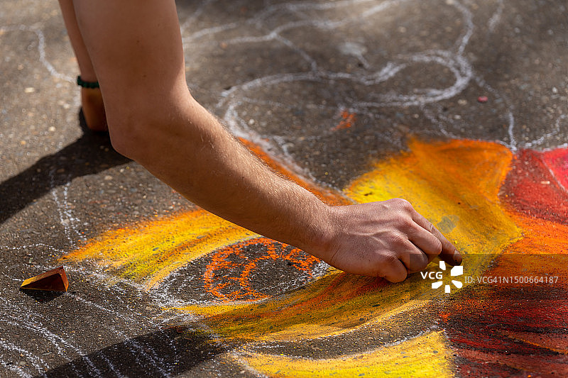 美国田纳西州诺克斯维尔：狗木粉笔艺术节，艺术家在地面上创作粉笔画图片素材