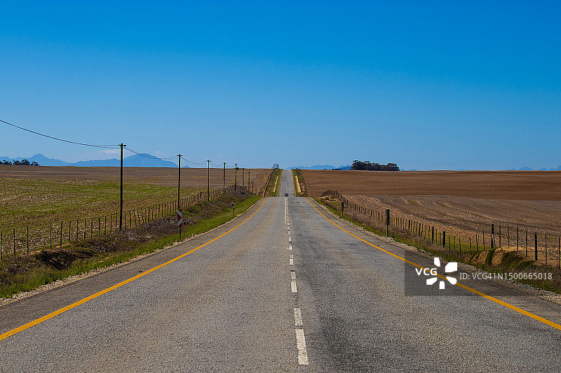 南非的田野中的空旷道路图片素材