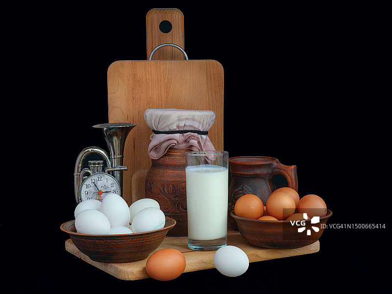 俄罗斯奥伦堡州布祖卢克，黑色背景下桌子上鸡蛋和面粉的特写图片素材