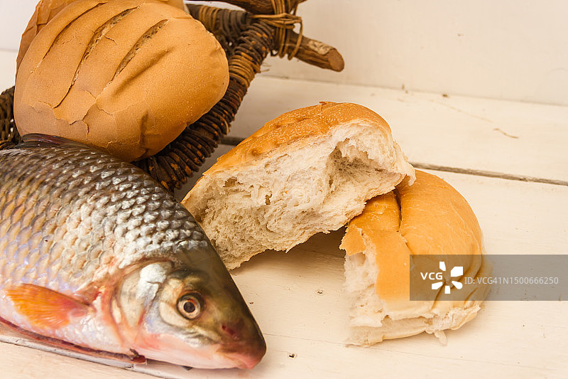 高角度拍摄的餐桌上的鱼和面包图片素材
