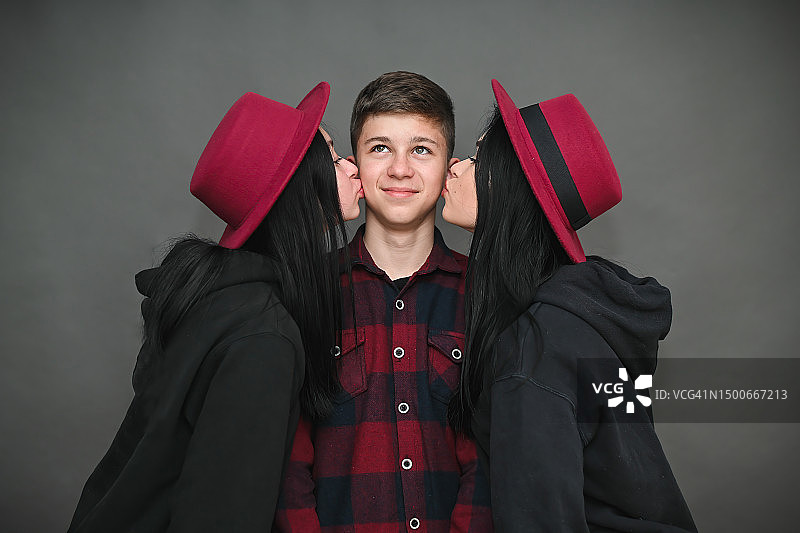 被两个女孩亲吻的男人图片素材