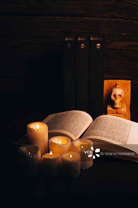 西班牙巴达霍斯桌子上点燃的蜡烛特写图片素材