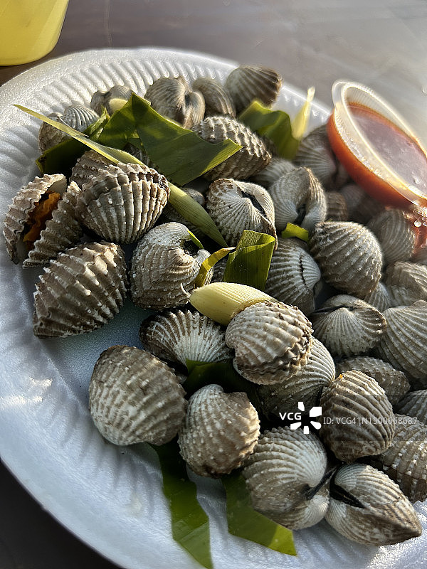 一次性盘子里的海鲜贝壳特写，马来西亚柔佛图片素材