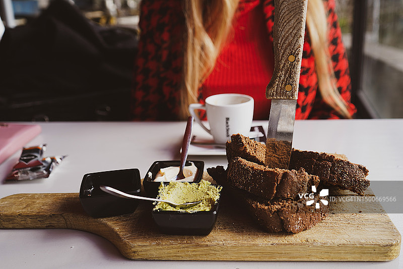 女人在荷兰鹿特丹的餐桌旁享用早餐图片素材