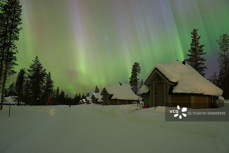 被白雪覆盖的小屋和极光图片素材