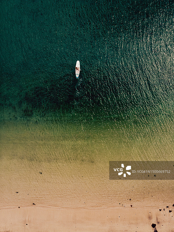 哥斯达黎加帕帕加约半岛的船上人物航拍图片素材