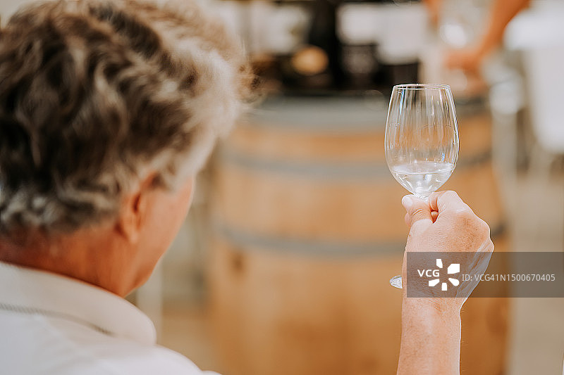 中年男人品尝白葡萄酒图片素材